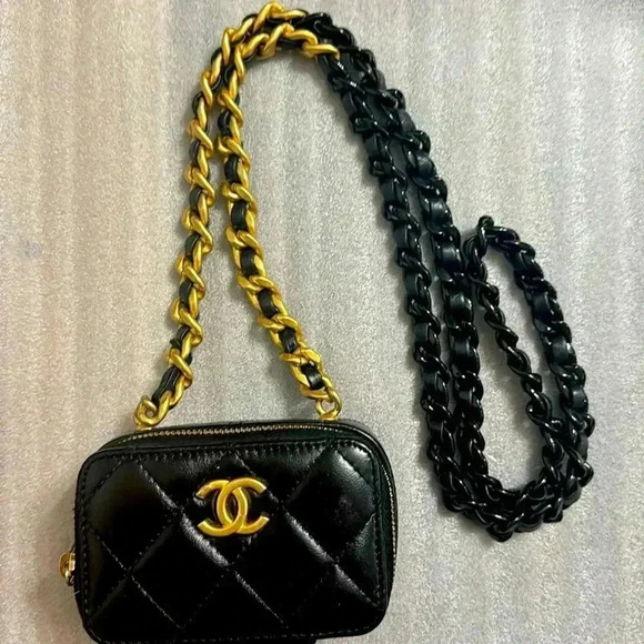 Chanel Black Quilted Mini Lacquered Chain Clutch in lambskin leather - Picture 4 of 16
